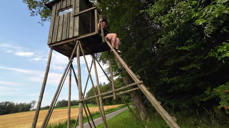LadyLenaXXX: Xxl Pissen Von Oben Im Wald