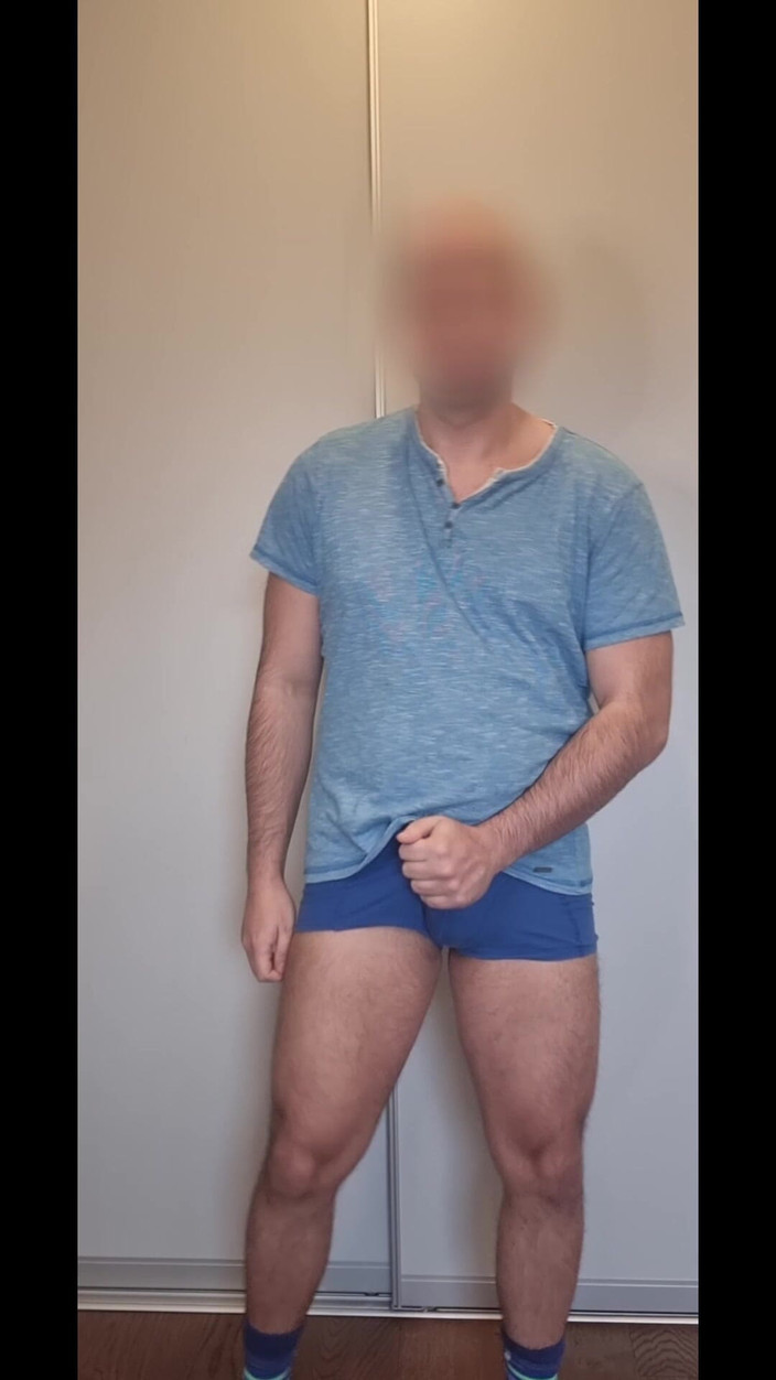 ShyCummerBoy: ストリップティーズとワイルドな射精を伴って