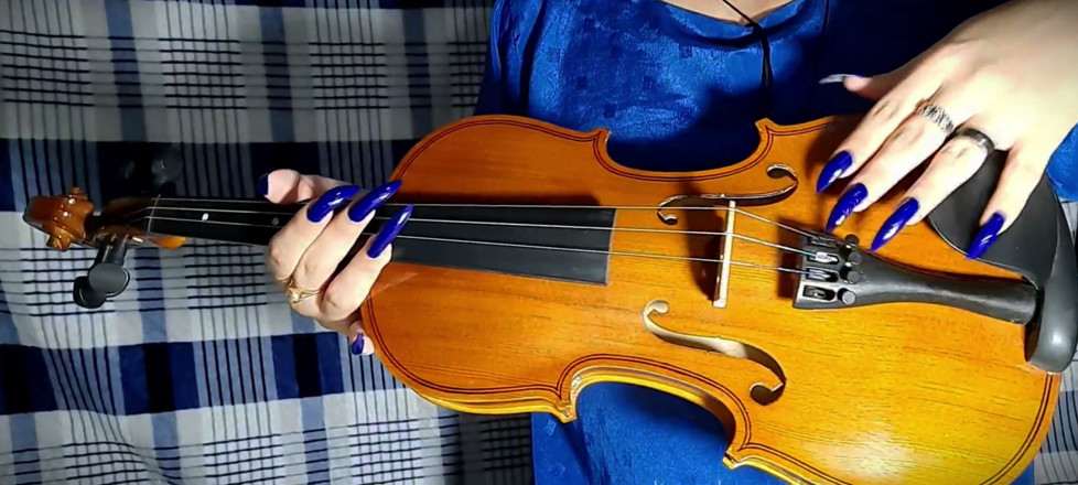 Goddess Li: Móng tay màu xanh và một cây đàn violin