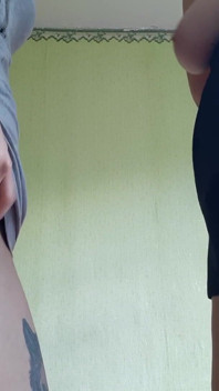 Hubená studentka masturbuje s učitelem MILF