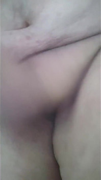 Giocare nudo con cazzo e capezzoli