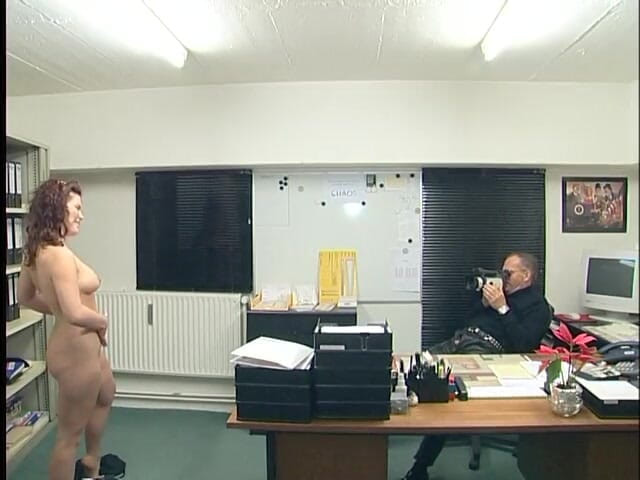 Lucky Wankerz: Baculatá brunetka si na castingu tře svou mokrou kundičku