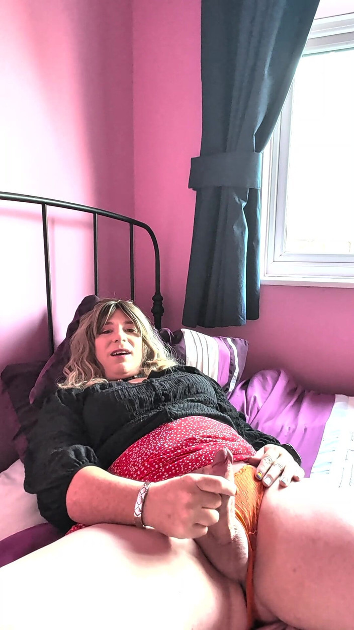 NikkiGee: Naked Nikki Shoots Her Cum!