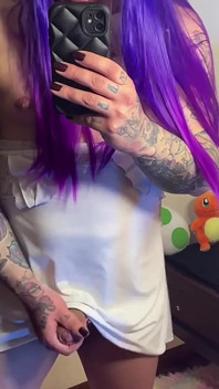 Trans dziewczyna pokazuje swojego dużego kutasa i pysznie go cumming
