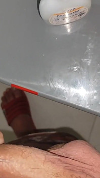 Cola com água aplicada no pau levanta o pau