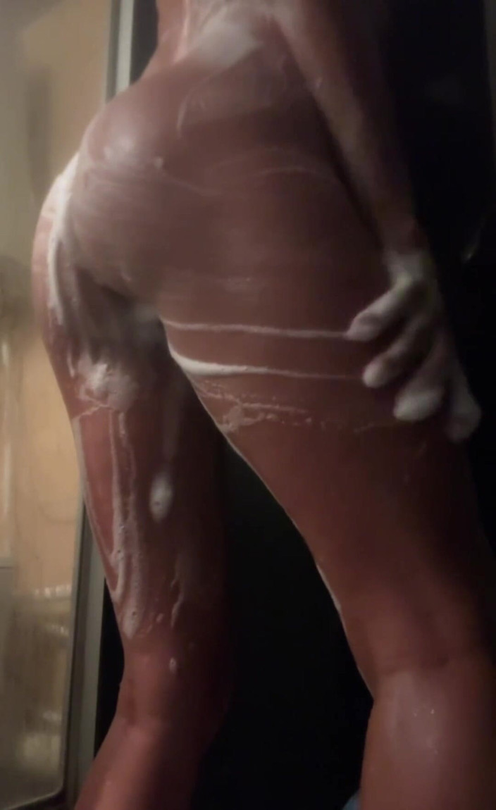 Kristina studio: Namydlany tyłek, uwielbiam bawić się moim tyłkiem pod prysznicem. 