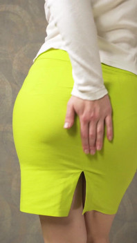 穿着紧身后缝裙的素人熟女挑逗可见的内裤线条