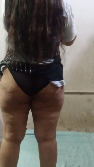 Yasmeen: Sexy zralá žena se znovu převléká