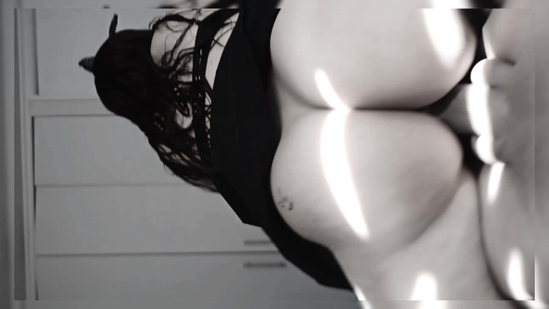 John Deivys: Bunny selvaggia serie di video bianchi e neri