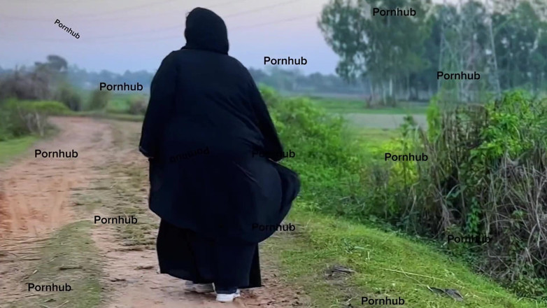 Aria Mia: Egyptská muslimská holka na farmě s Abayou Zkuste najít okurku...