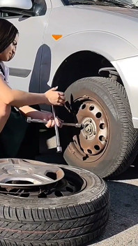 Dirndl sürtük kirli ve yağlı lastik değiştiriyor