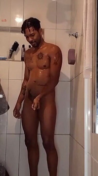 Super Fit Mulatta Dawanie go swojemu młodemu przyjacielowi w łazience - Fernanda Chocolate & Joao O Safado