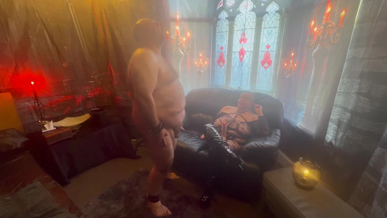 Aaexperiencesltd: Deel 1 Domina Satana neukt boo in vampierkamer