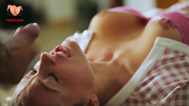 Video Porno One: この美しくいたずらっぽいブロンドの女性がリビングで義父に犯される!