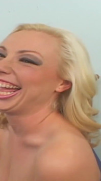 Sarışın orta yaşlı seksi kadın kocasının önünde sert sikiliyor