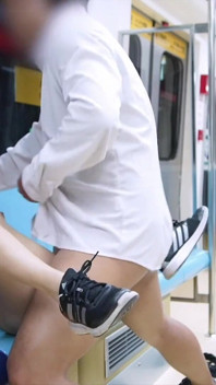 Sex mit einem typen in der U-Bahn zu haben, lass die Passagiere mich beim Squirting beobachten.