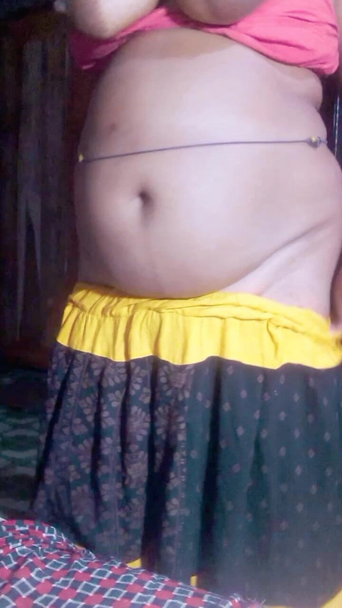 Sadia vabi: रात में चूत में सब्जी सेक्स