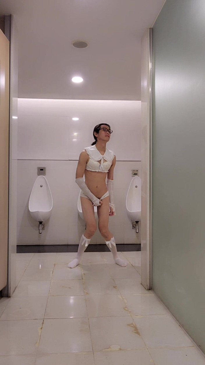 NotAFuta: Sevimli travesti teşhirci umumi banyoda boşalıyor