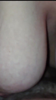 おっぱいの間に硬いコック