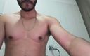 Tomm hot: Masturbándome jugando con mi prepucio mientras orina en el baño