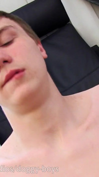 Băiat foarte sexy de 18 ani care se masturbează pe cameră