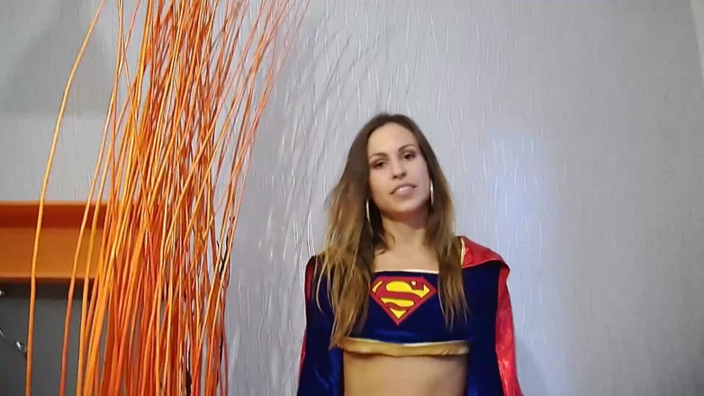 Toy Sluts: Mooie babe in supermanskostuum gebruikt dildo in haar poesje