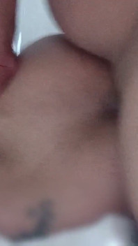 Sürtük orta yaşlı seksi kadının anüsünü genişletiyor - buna bayılıyor!