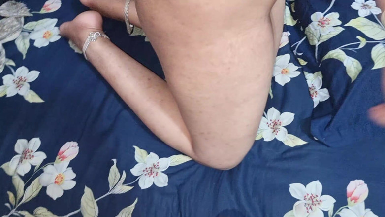 bdboygirl69: Elle travaille dans la cuisine sans robe.