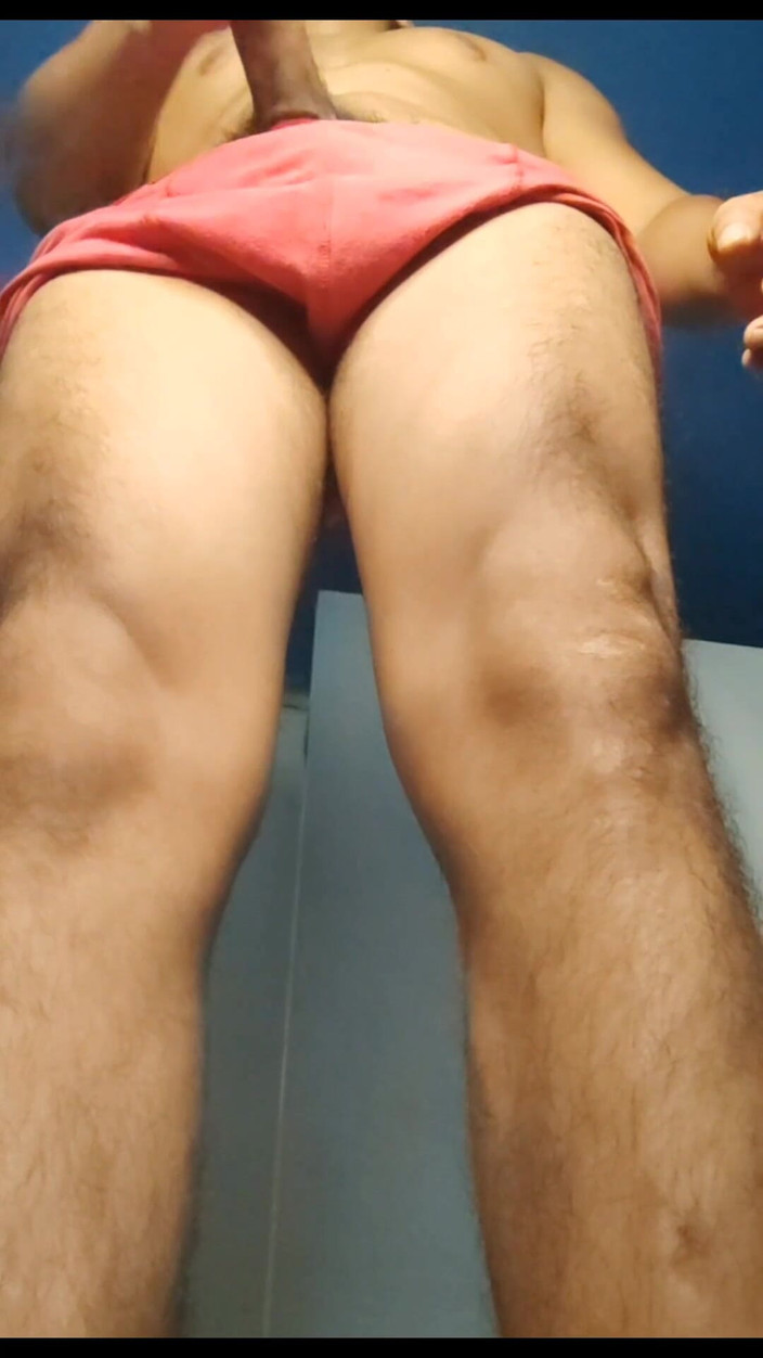 Hornyboy2058: Heißer hetero-typ wird hart in roter unterwäsche - Blick von unten