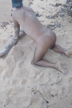 Ladysilvas: Ladysilva na pláži si sundala bikiny, aby předváděla svůj sexy...