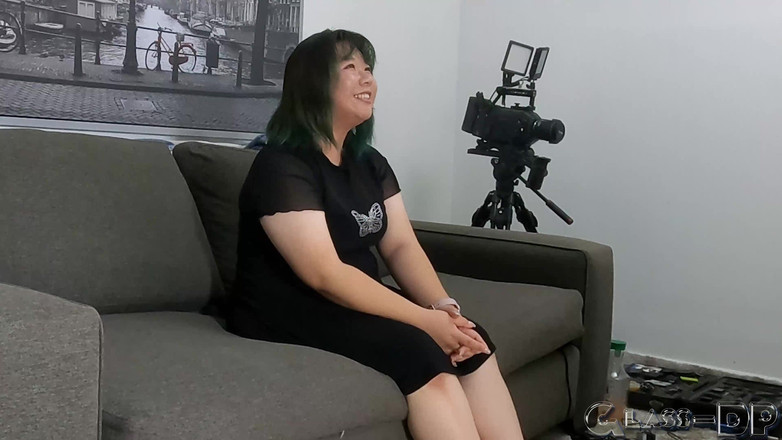 GLASSDP: 丰满的亚洲女郎变得非常饥渴,她需要在镜头前的两个小穴中抽插鸡巴