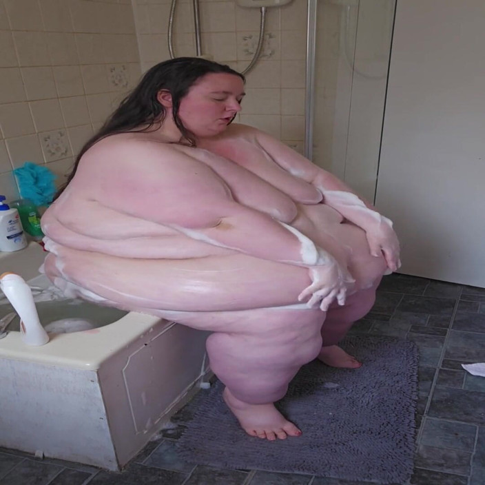 SSBBWLadyBrads: Товстушка богиня купається на стороні ванни