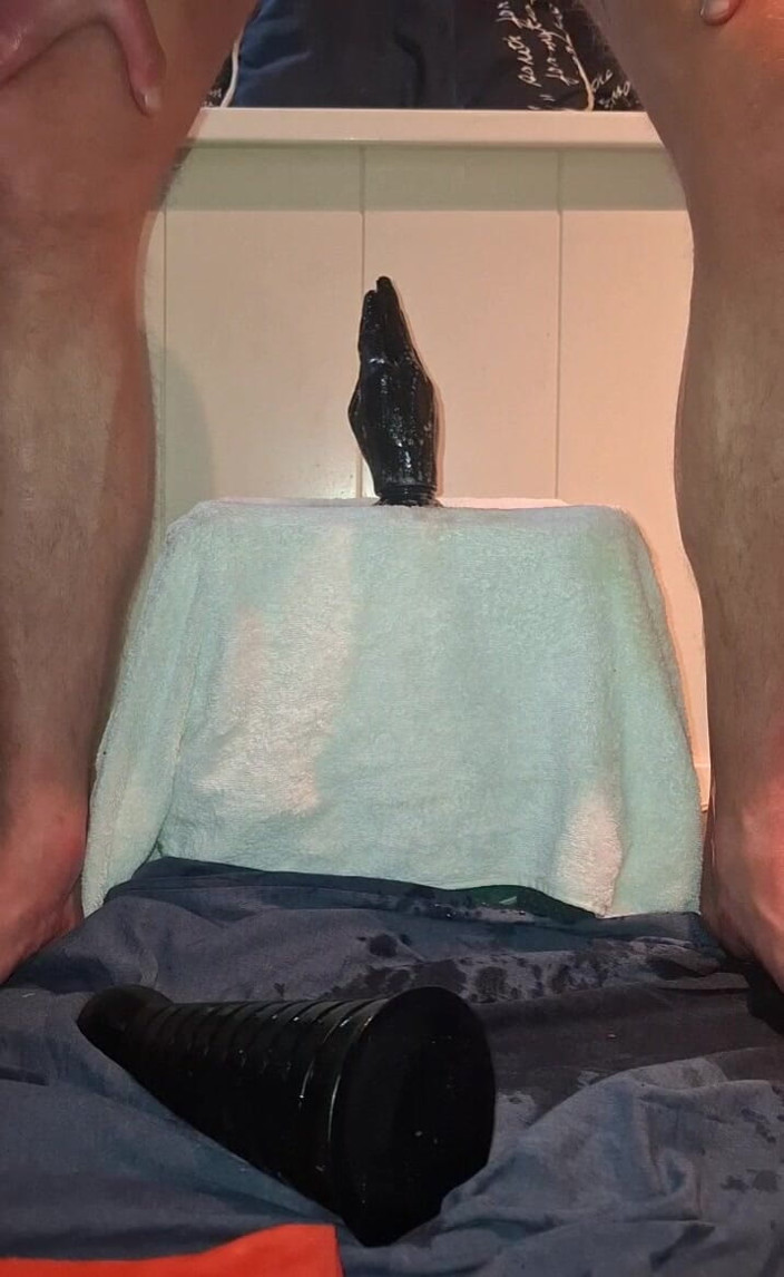 NoFace Twink X: Sólo gay anální hra - obrovské dildo a pissing orgasmus
