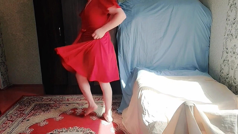 Kitty_Cross: Giocosa sissy seduta con le gambe incrociate su un tappeto...