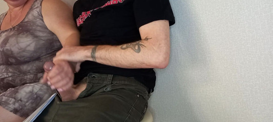 Zona901: Una donna ha visto il mio cazzo e lo masturba
