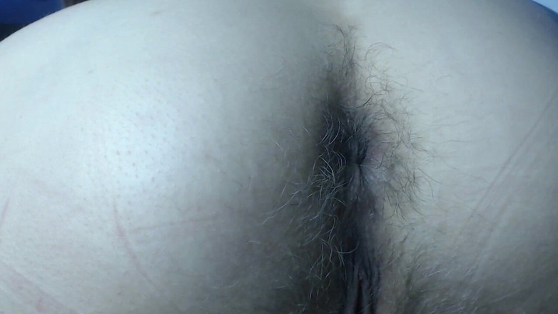 Risky Hairy Couple: Urmărește-o pe mama ta vitregă jucându-se cu curul ei