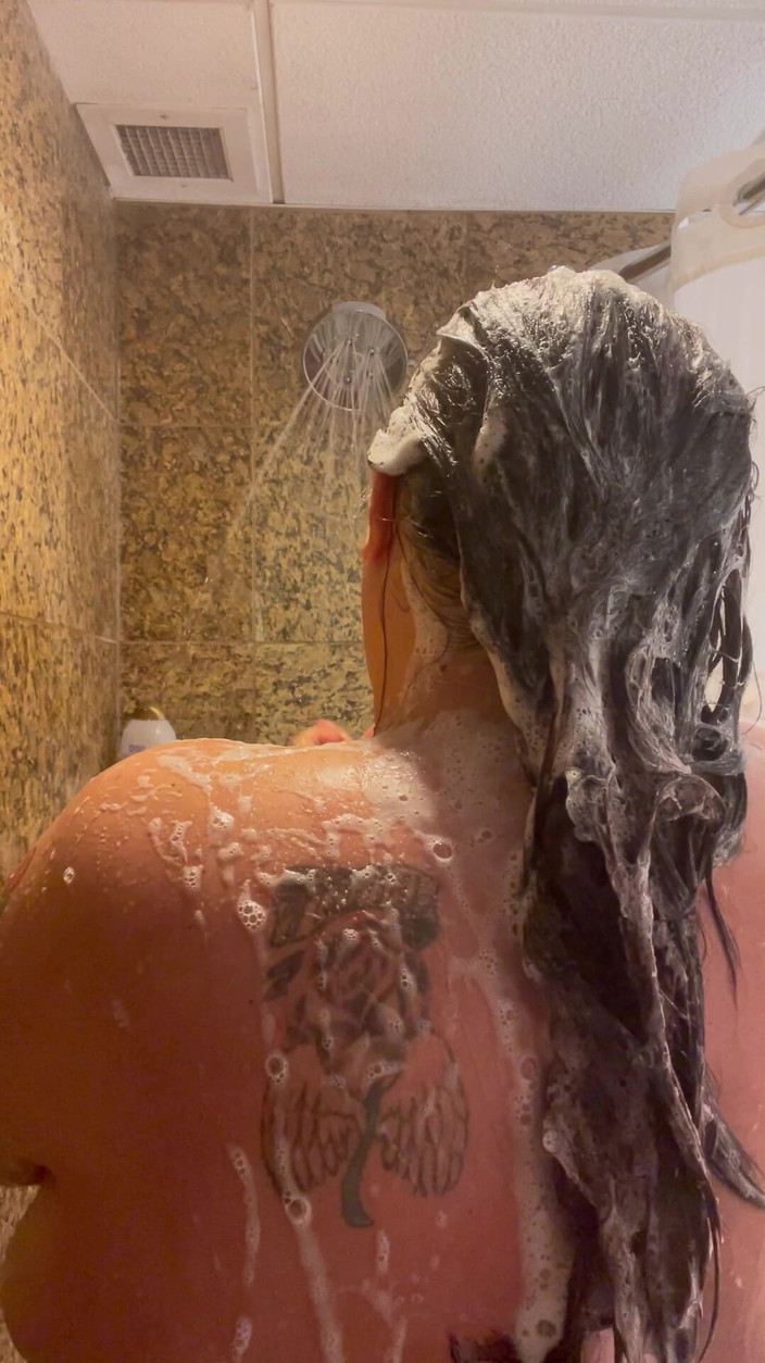 Raven Belle: Doccia tutta naturale donnona