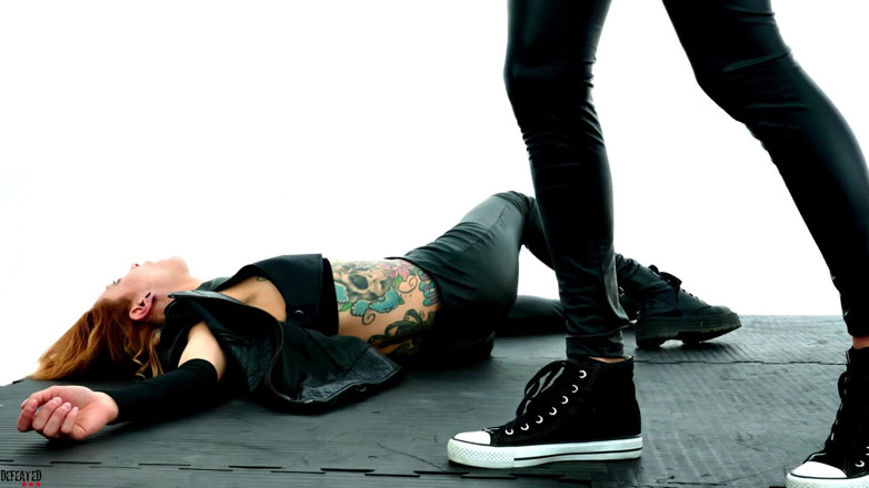 Defeated Sex Fight: Stella vs Meryl - In hardcore fight with foot fetish
