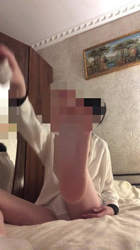 Young Twink Shows His Feet and Jerks off