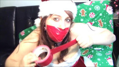 Selfgags classic: Nieuwkomer Kandy kokhalst zichzelf voor Kerstmis!