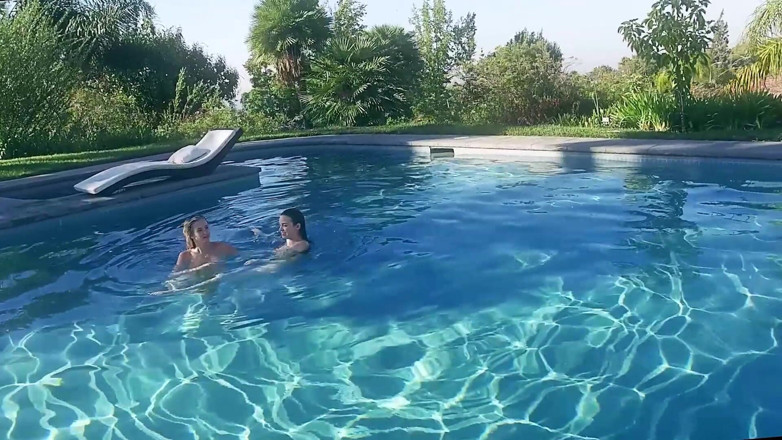 Sunset seductions: Rubia y morena lamiendo coño junto a la piscina