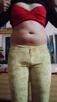 Crossdresser Gay India Gay Gaurisissy Menekan Dan Bermain Dengan Buah Dada Besarnya Dalam Seluar Jeans T Shirt