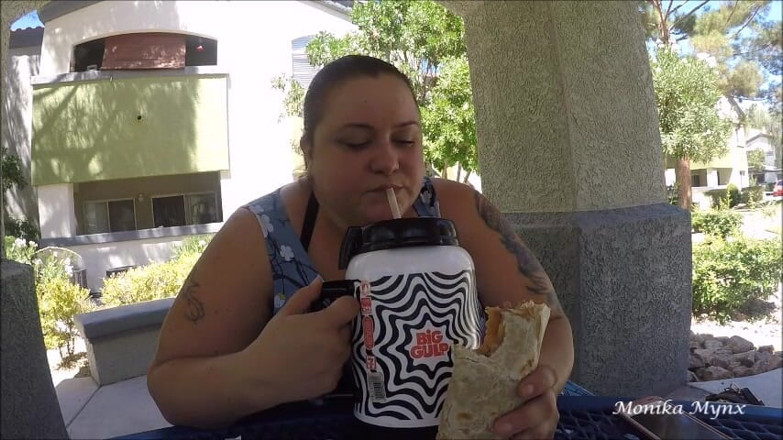 BBW Pleasures: SSBBW jí obrovské burrito u bazénu