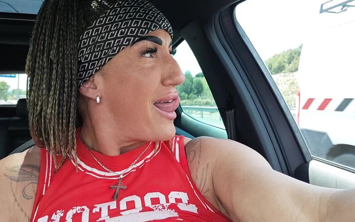 Danaxmuscles: Tomo mis tetas y me follo en el auto para...
