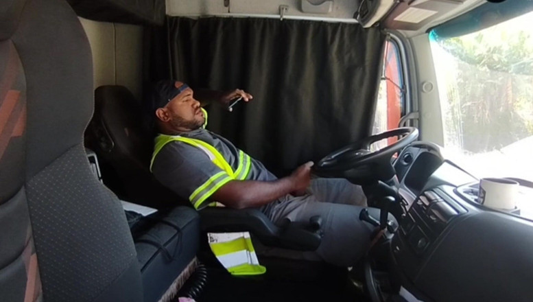 TheBlacKHunterr: Lunchtime, Alone Inside the Truck.