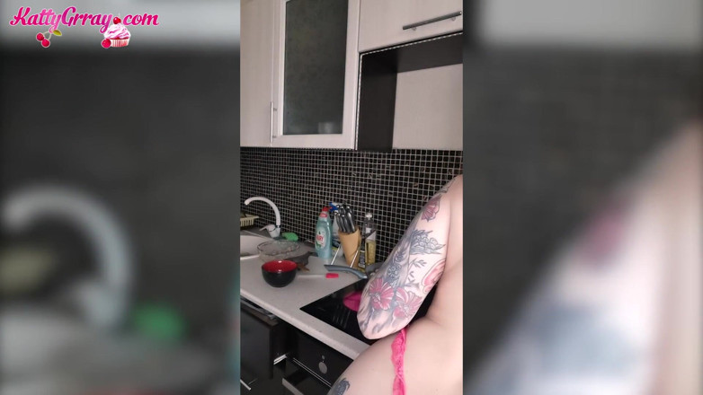 Katty Grray: Cette étudiante rousse adore danser à poil dans la cuisine - solo