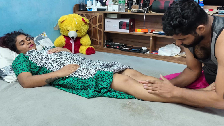 Vaishnavysharunraj: Malayali Wife Feet Massage Doing by Husband