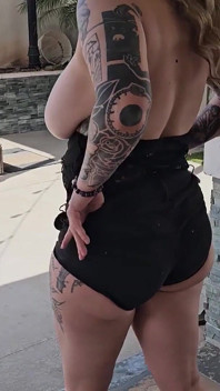Une PAWG à gros nichons se fait baiser dehors