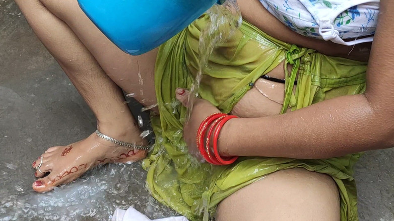 Anita yadav: Vợ nội trợ Ấn Độ tắm bên ngoài