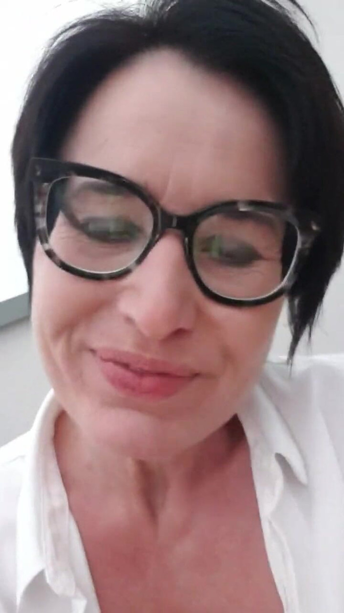 JulieEroticDress: Julie Splashes On Terrace Selepas Kerja